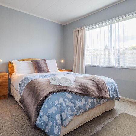 Central Riverside Retreat - Taupo Holiday Home Екстер'єр фото