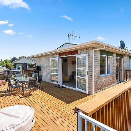 Central Riverside Retreat - Taupo Holiday Home Екстер'єр фото