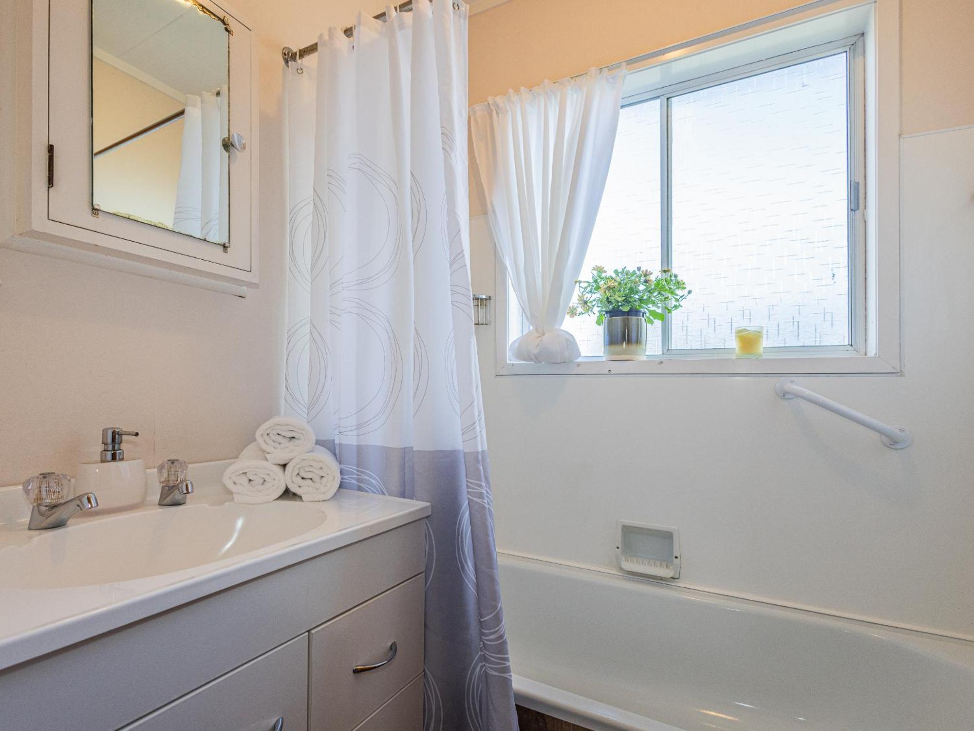 Central Riverside Retreat - Taupo Holiday Home Екстер'єр фото