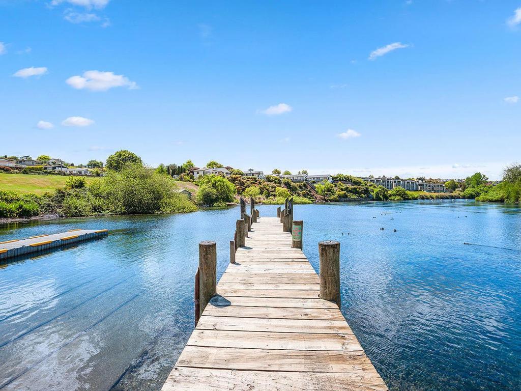 Central Riverside Retreat - Taupo Holiday Home Екстер'єр фото