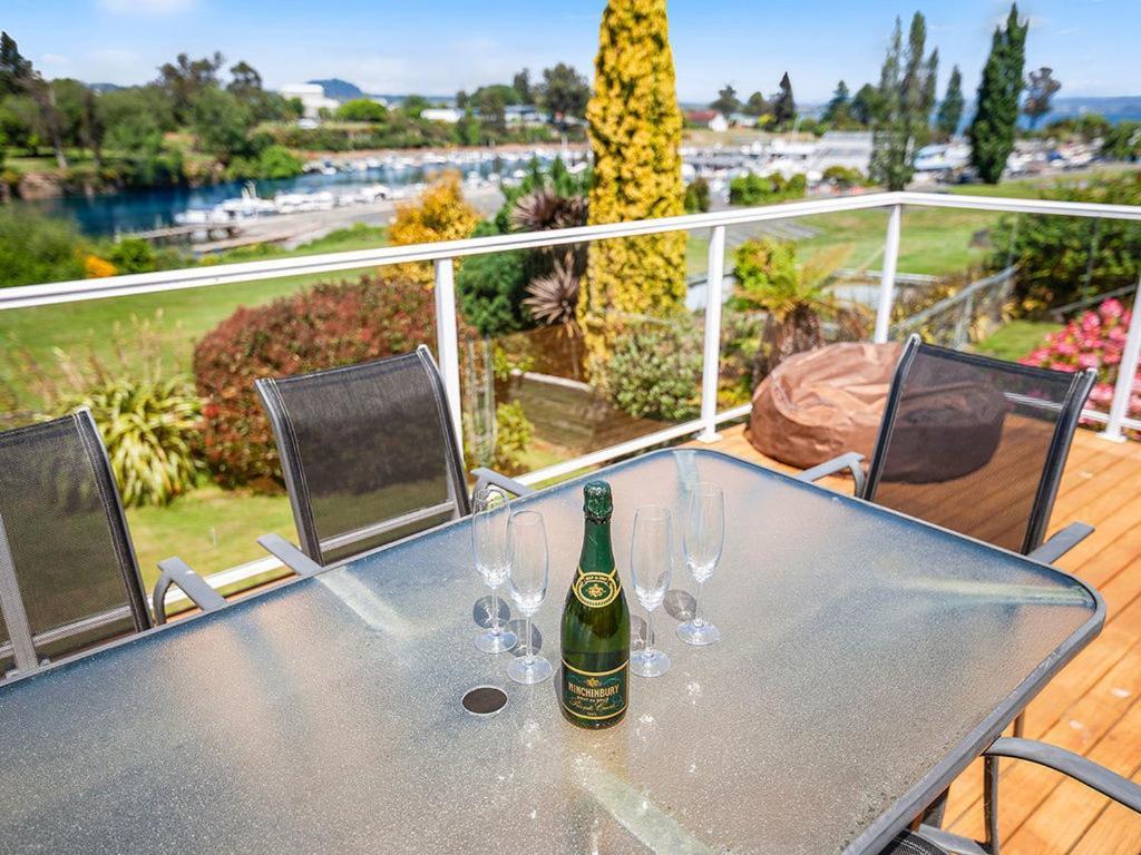 Central Riverside Retreat - Taupo Holiday Home Екстер'єр фото