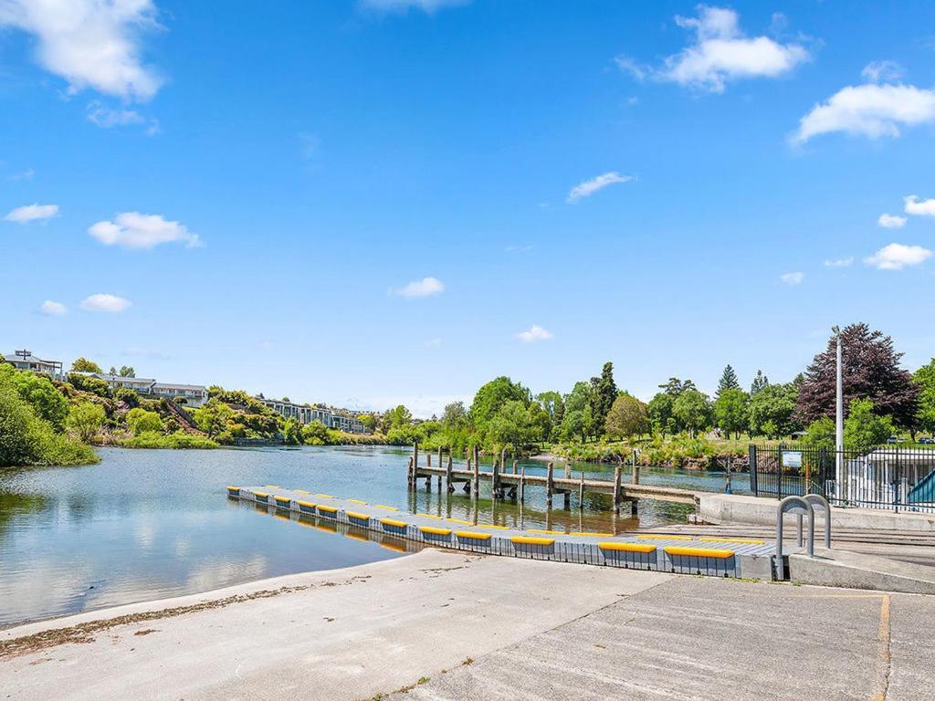 Central Riverside Retreat - Taupo Holiday Home Екстер'єр фото