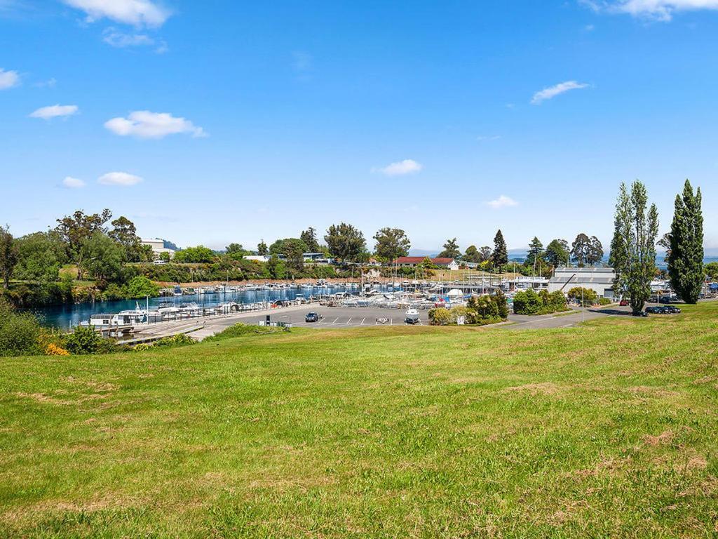 Central Riverside Retreat - Taupo Holiday Home Екстер'єр фото