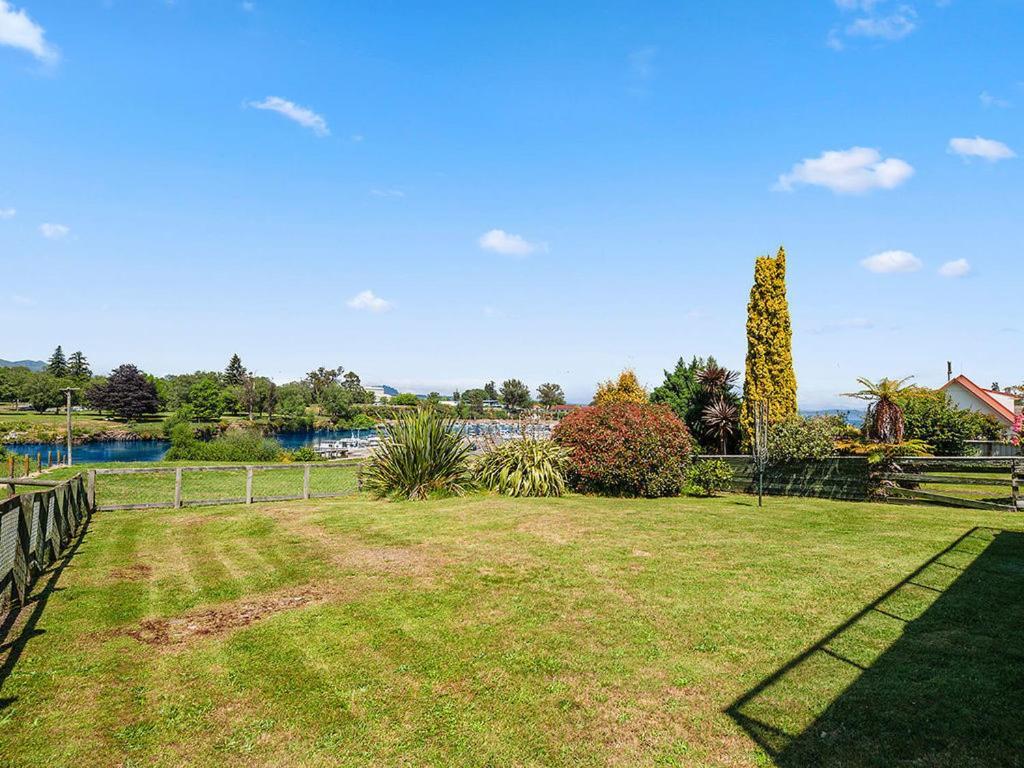 Central Riverside Retreat - Taupo Holiday Home Екстер'єр фото