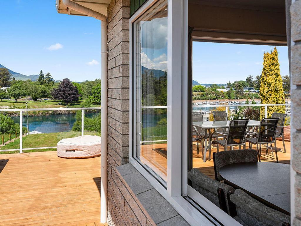 Central Riverside Retreat - Taupo Holiday Home Екстер'єр фото