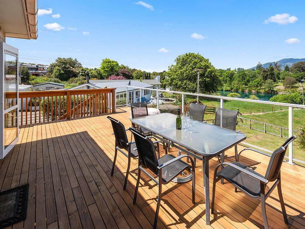 Central Riverside Retreat - Taupo Holiday Home Екстер'єр фото