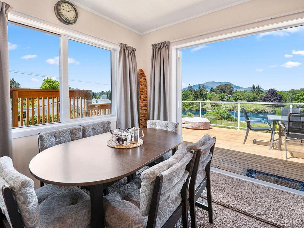 Central Riverside Retreat - Taupo Holiday Home Екстер'єр фото